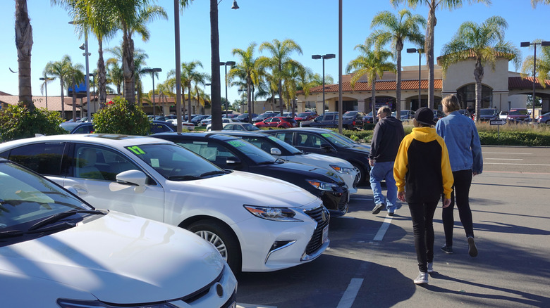 Used car prices climb to pandemic levels once again