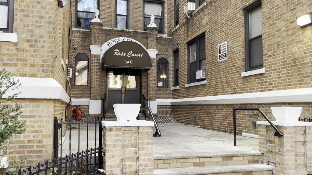 Husband arrested after woman found dead in Bay Ridge, Brooklyn apartment