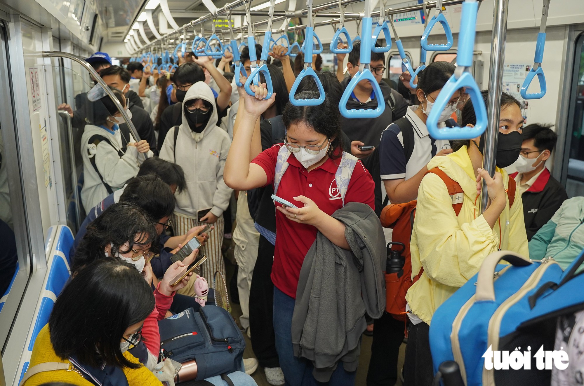 Nhiều sinh viên TP.HCM chọn metro đi học: Tiện lợi, an toàn lại tiết kiệm tiền