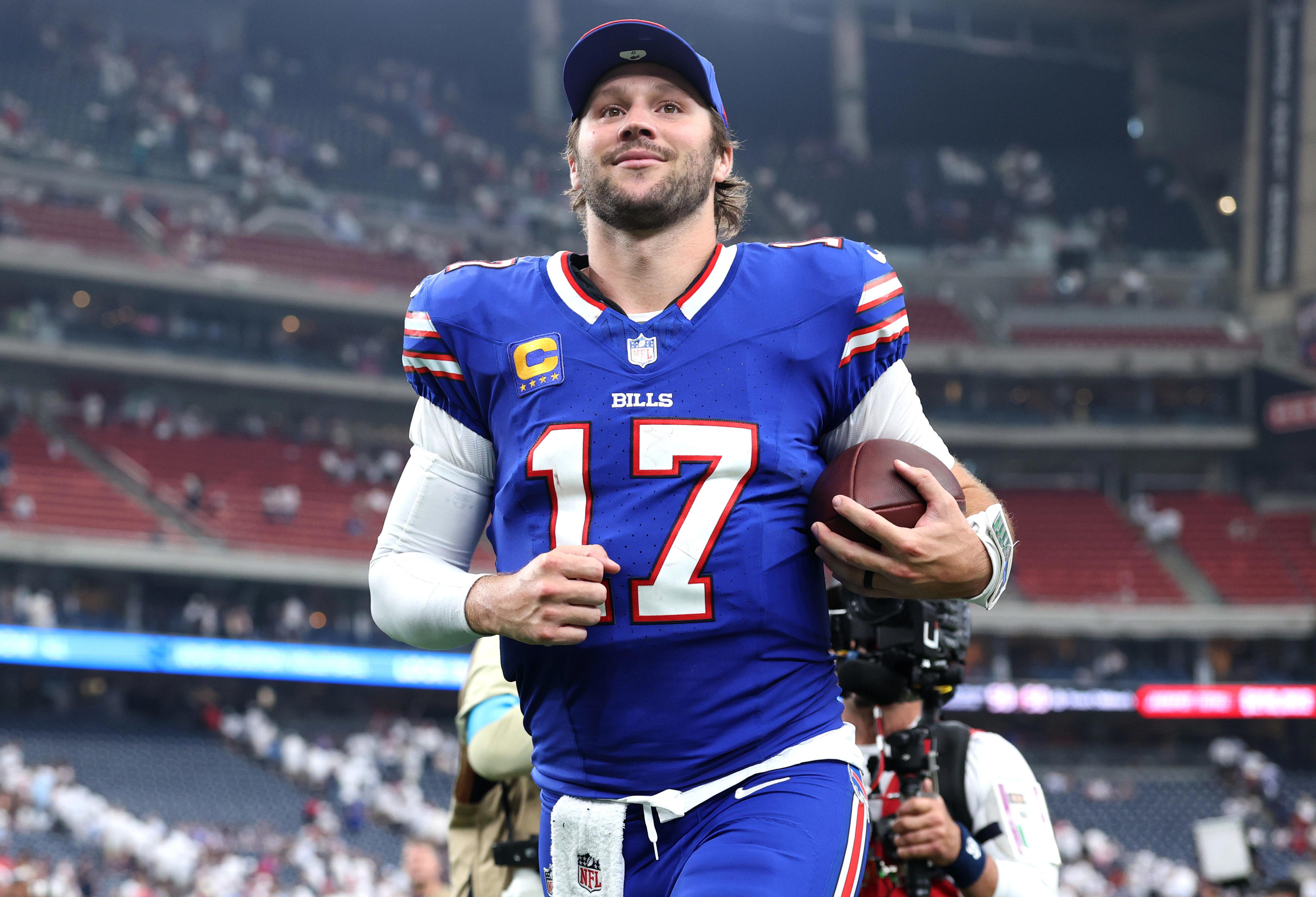 Josh Allen had hilarious reaction to spider crashing press conference