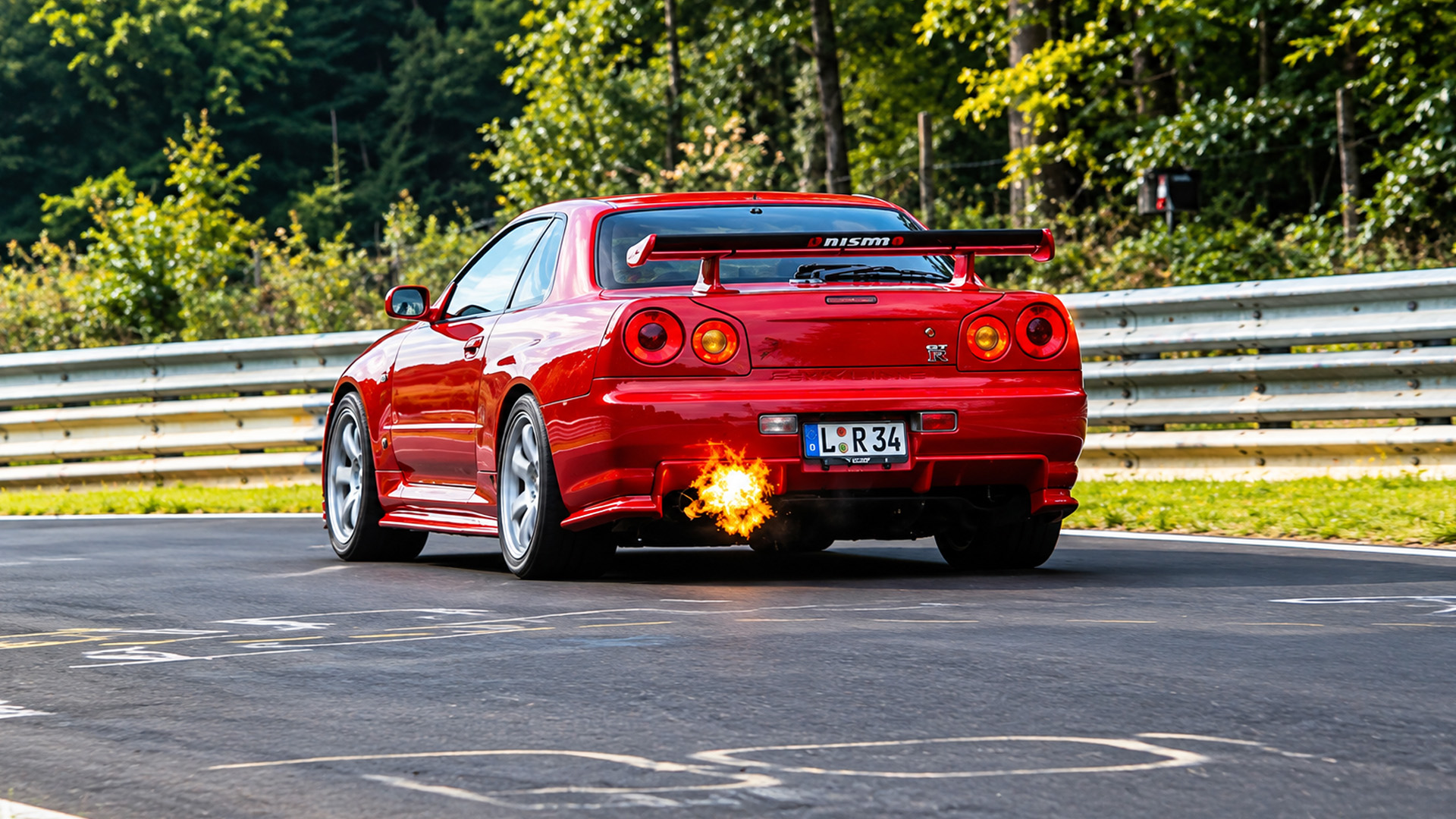 Tuning Nissan GT-R spuckt auf dem Nürburgring bei hoher Geschwindigkeit ...