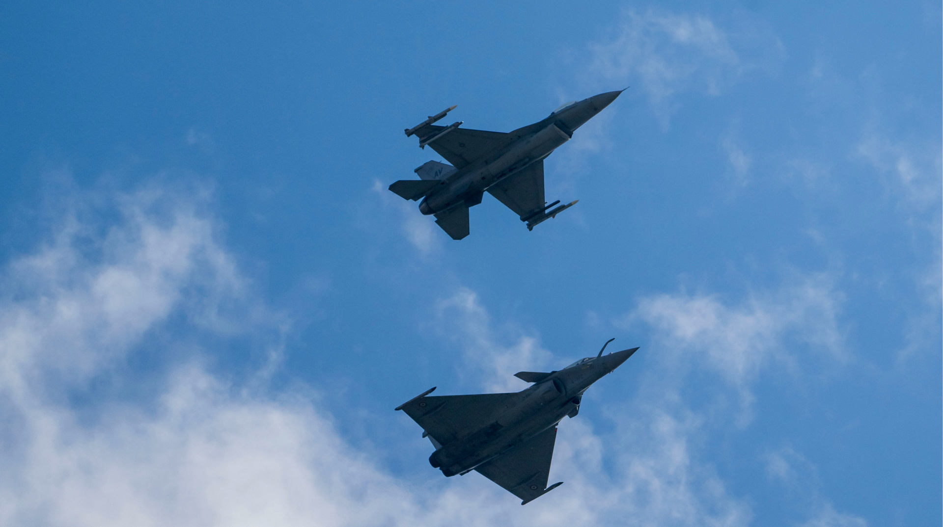 Poland scrambles jets and closes airports due to Russian attacks on ...