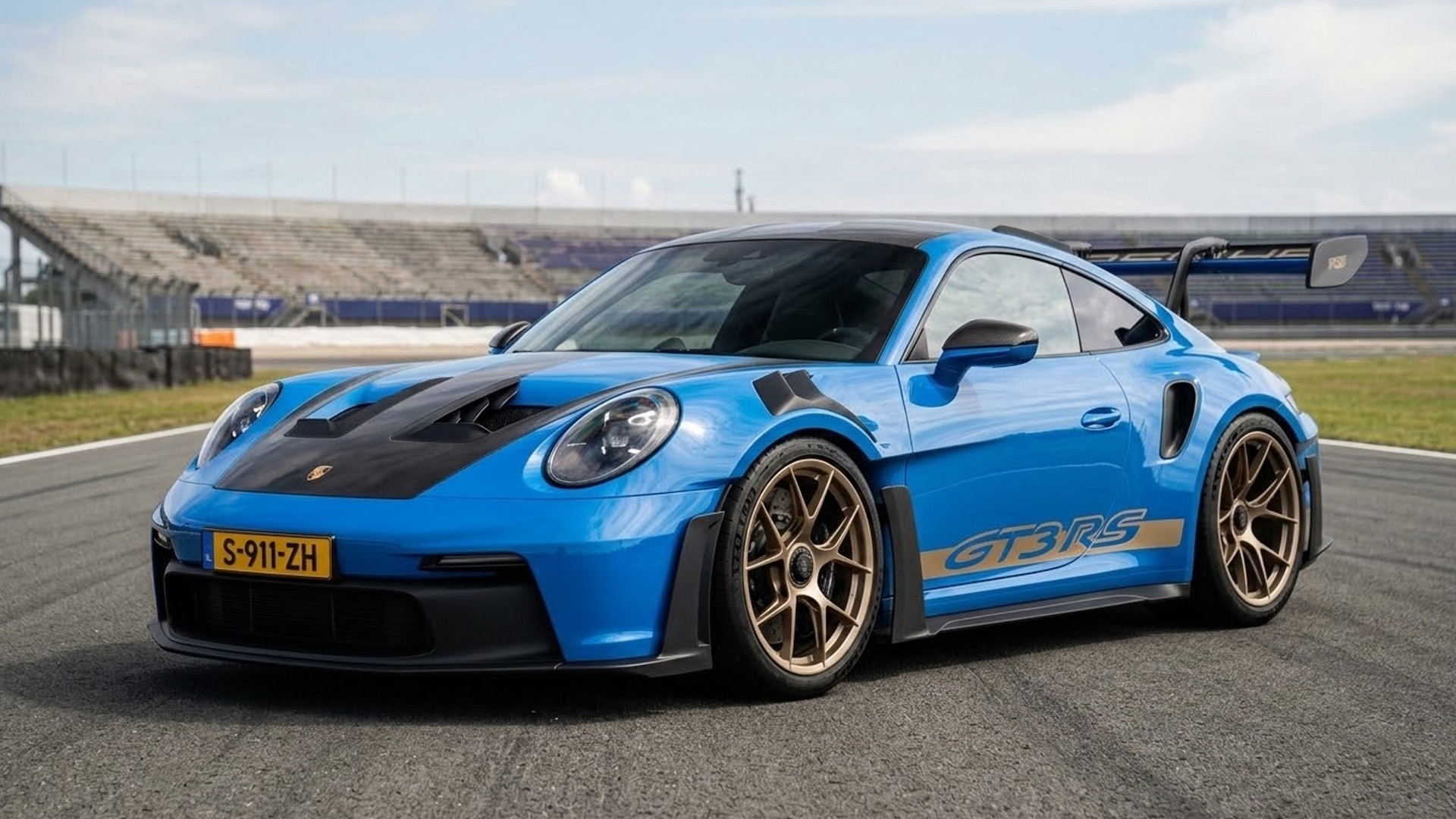 Porsche 911 GT3 RS shows its track focus