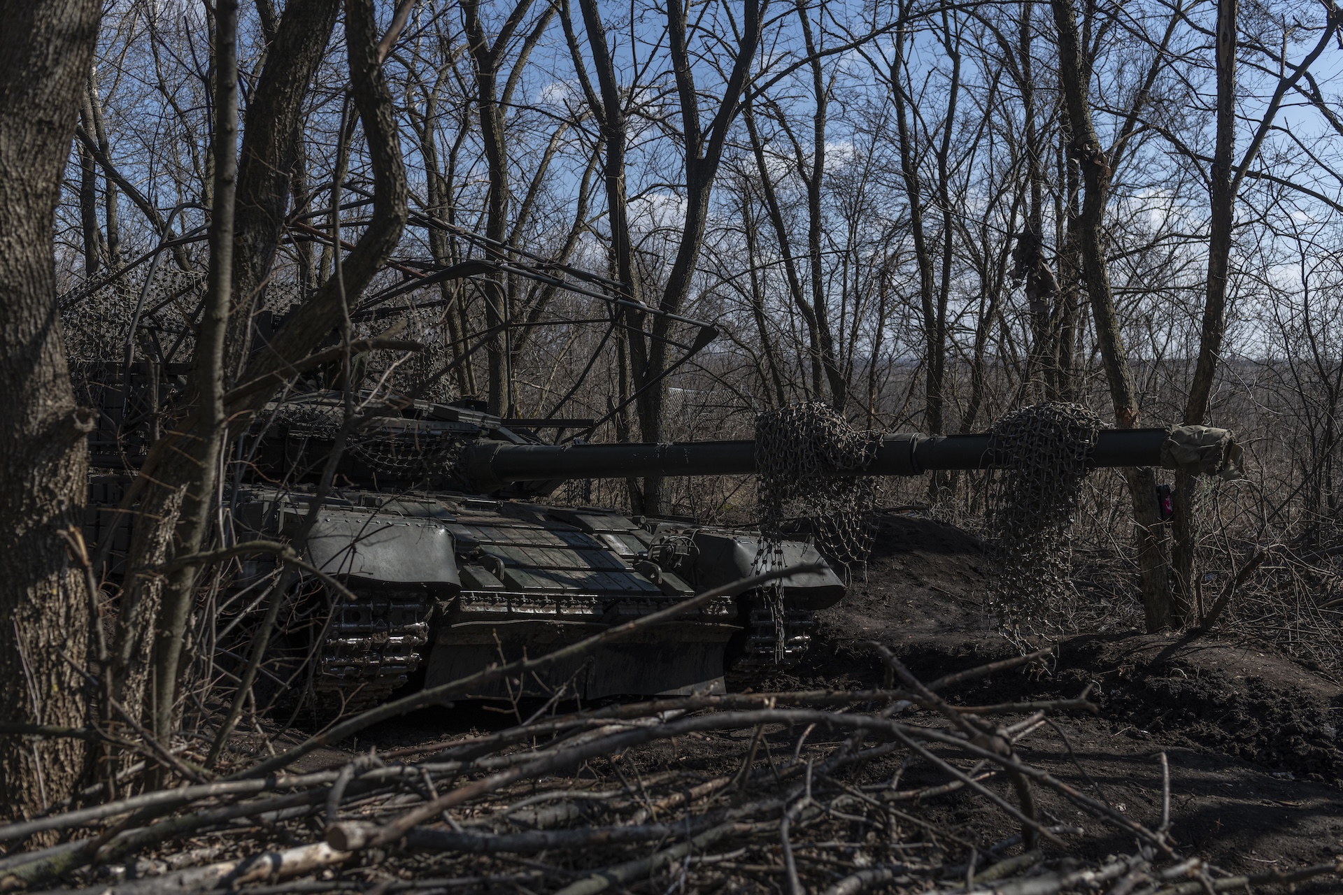 Rare footage showed Ukrainian tanks taking out a Russian APC