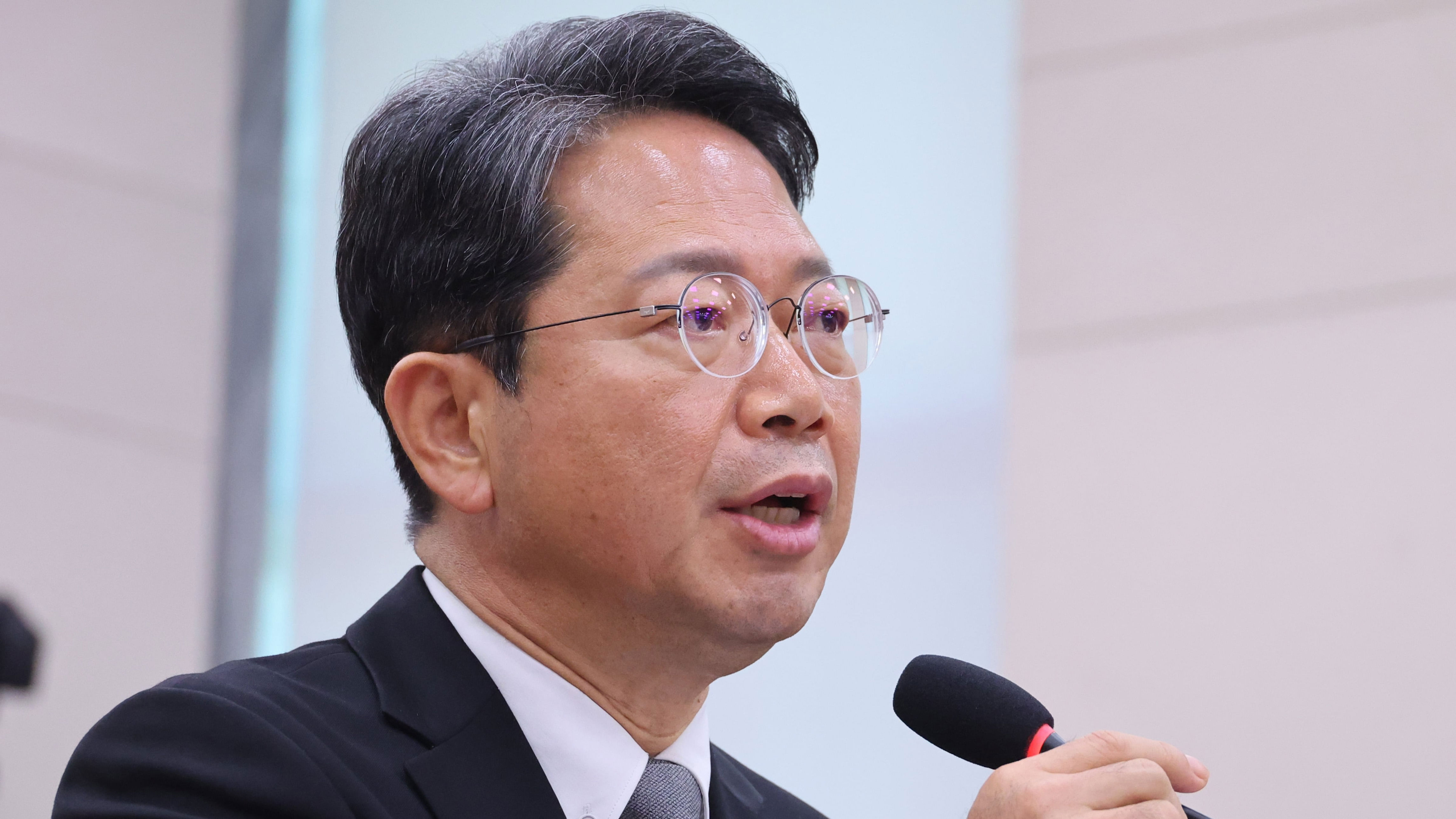 Civic group, opposition declare Kim unfit for justice minister