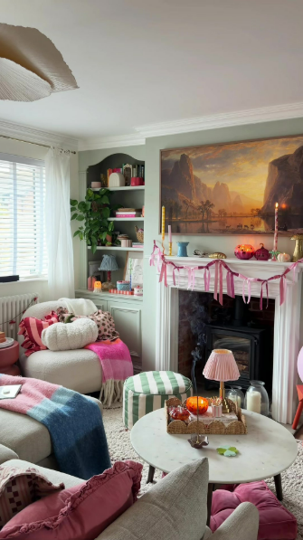 Small autumn decor ideas with pumpkin candles for a cozy home