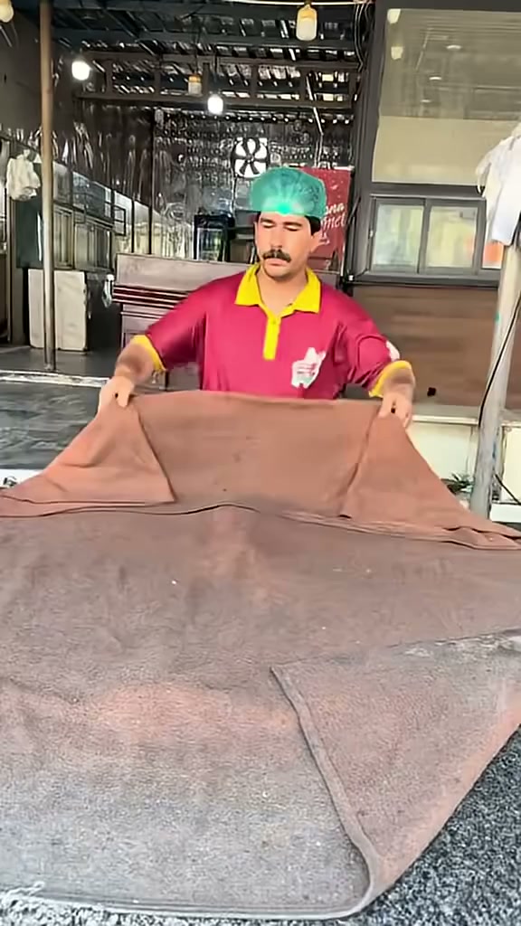 We learn how to make Kabuli pulao, Afghanistan’s national rice dish 🇦🇫🤯 ...
