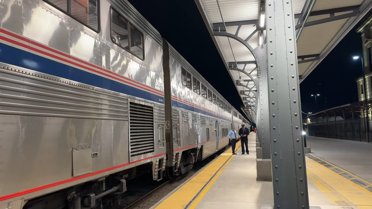 Amtrak refurbished its overnight trains - but the 40-year-old layout ...
