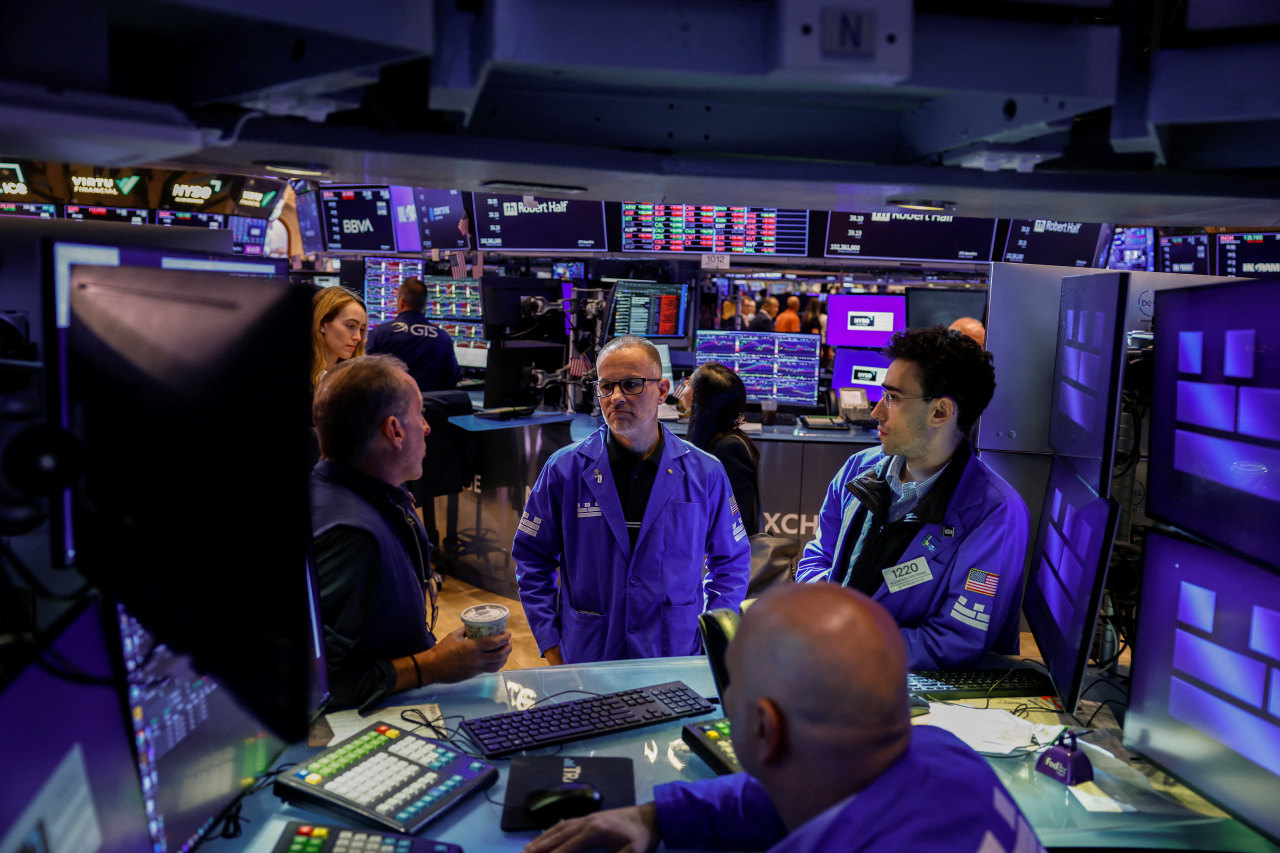 Dow falls 500 points as the Federal Reserve raises key interest rate