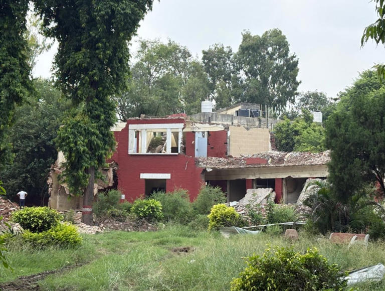 Defenders, Porsches, chai and Gen Z: Delhi University's battle beyond ...