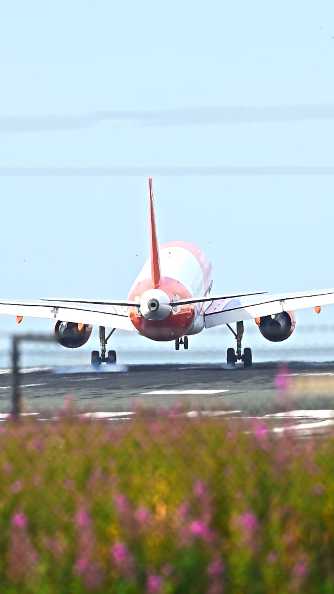 Aircraft touchdown seen in slow motion