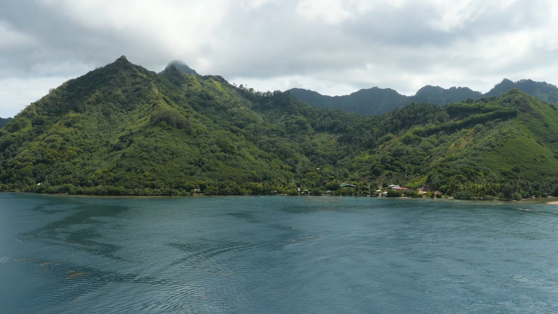 Opunohu Bay, French Polynesia: Drone finds crystal clear waters