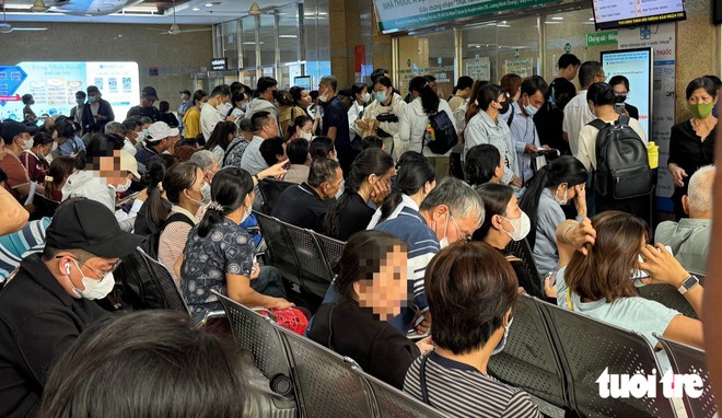 Hàng dài người chờ khám tại nhiều bệnh viện TP.HCM, bệnh viện Chợ Rẫy phá kỷ lục lịch sử
