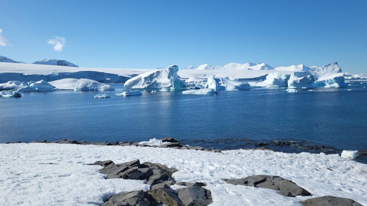 Greenland, Antarctica have lost 11,309 billion tonnes of ice since 1979 ...
