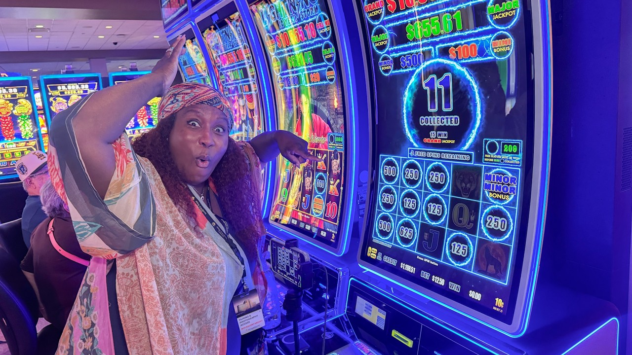 I waited for this huge win on the new slot Lightning Link...insane ...