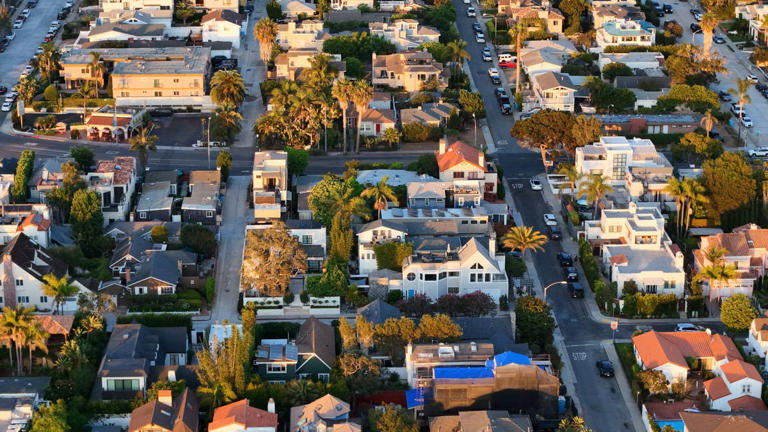 Zillow predicts major mortgage rate, housing market shift