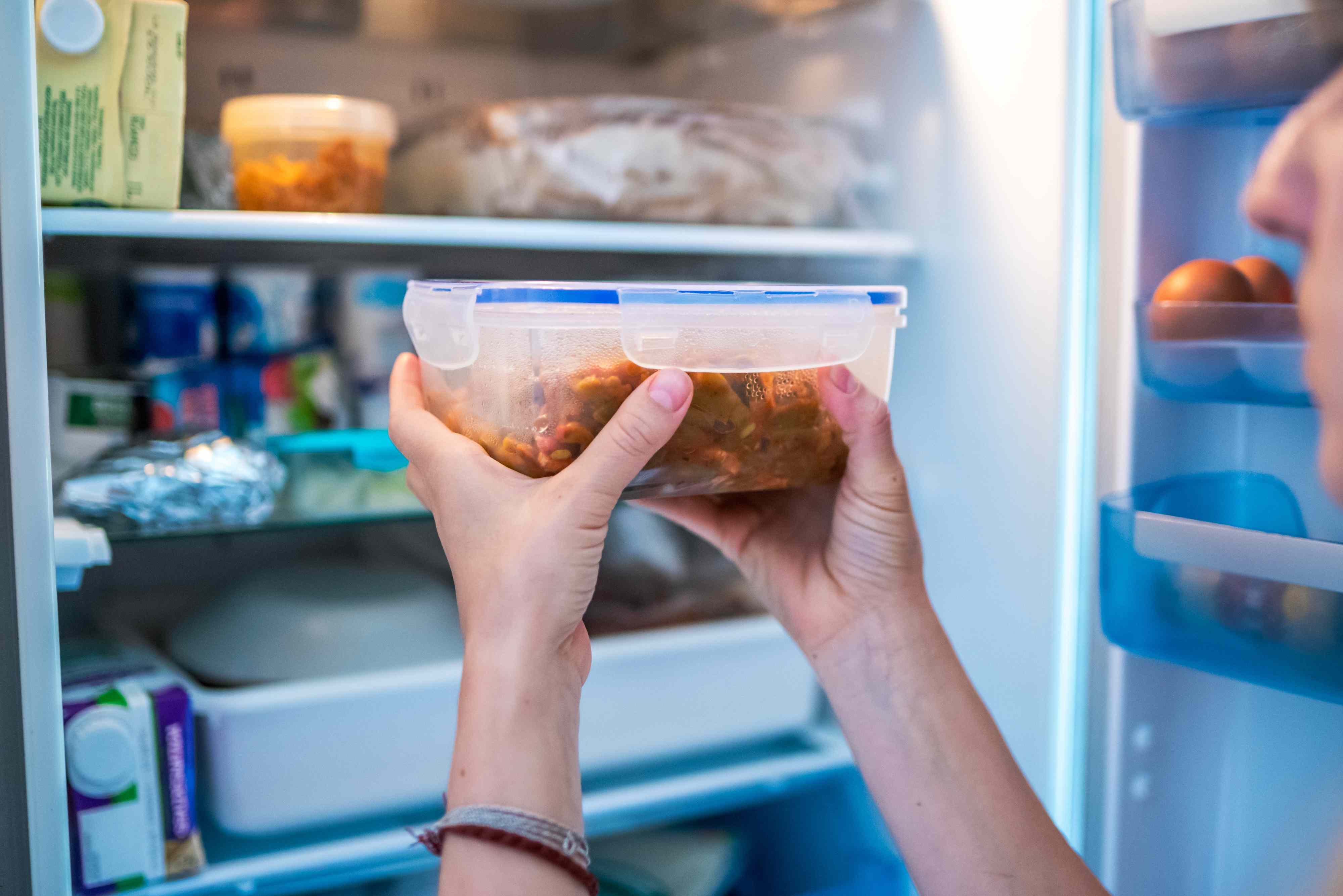 10 signs it’s time to throw food away