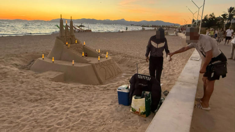 Castillos de arena construidos ilegalmente en la Playa de Palma.