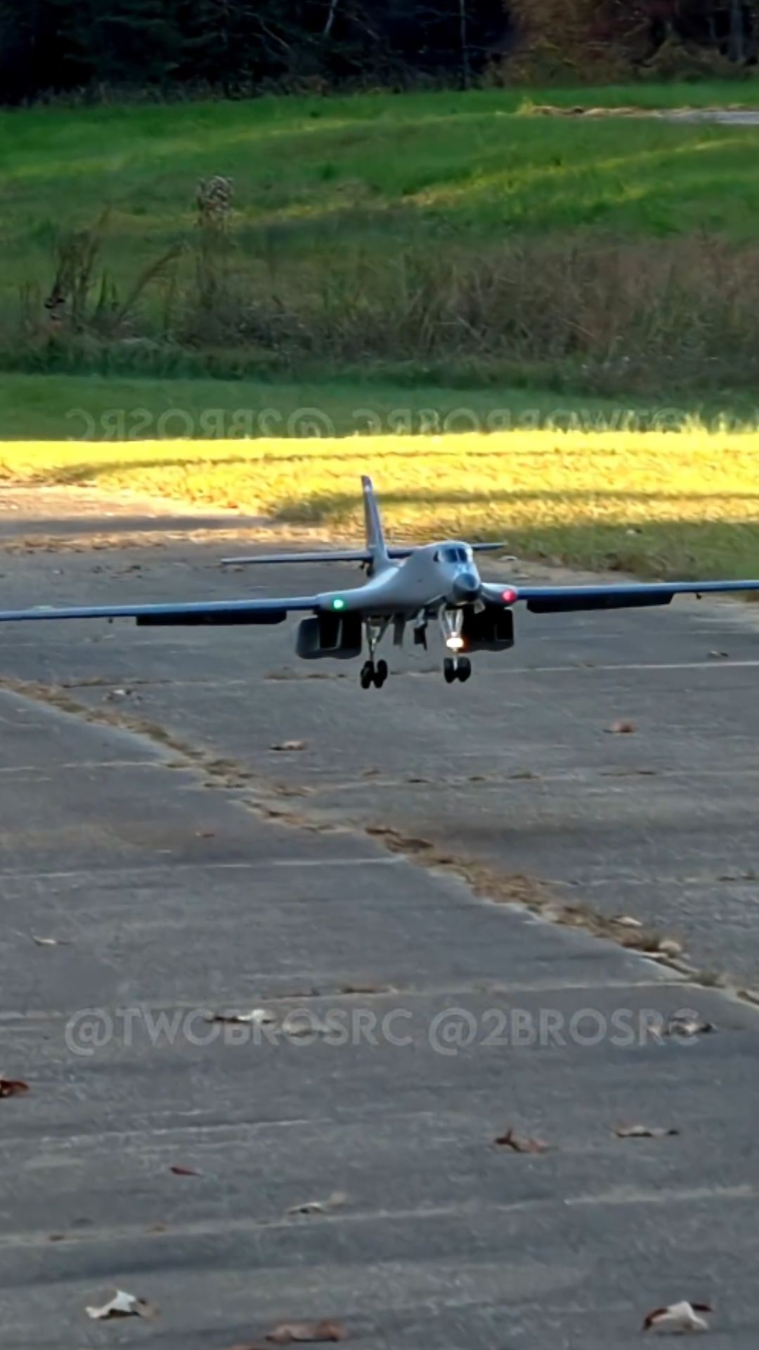 B-1B Lancer landing reveals RC aviation precision