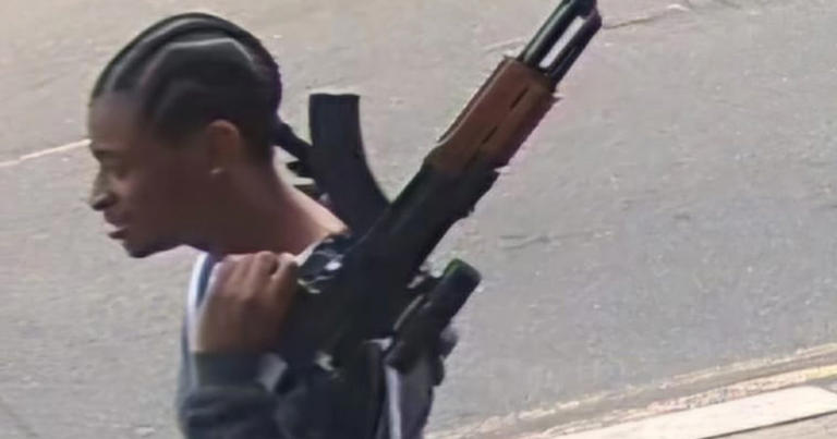 Shoppers flee from man carrying 'assault rifle' in London street