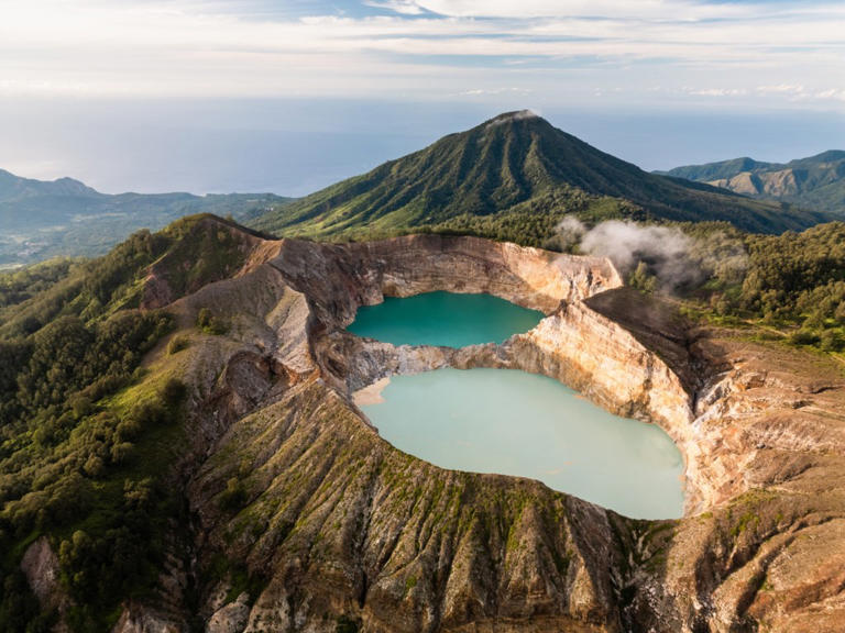 Surreal lakes around the world that mysteriously change color