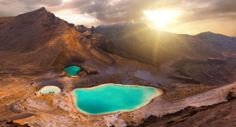 Surreal lakes around the world that mysteriously change color