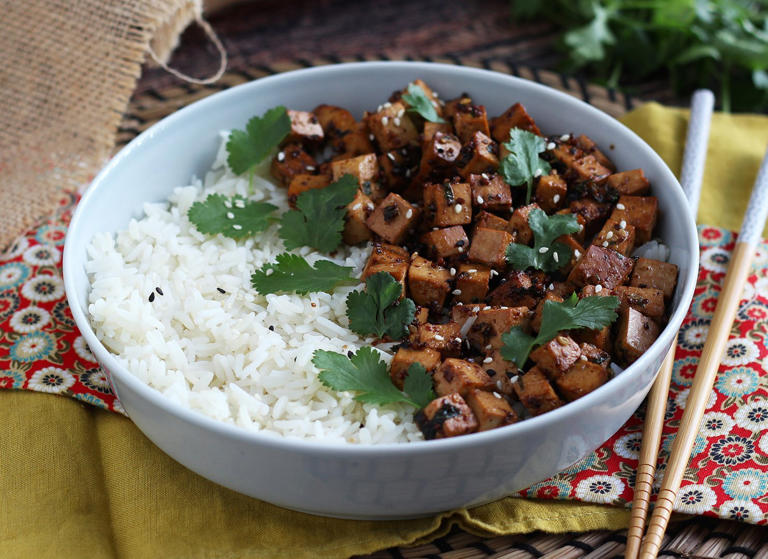 Comment presser le tofu sans presse pour mieux le faire dorer