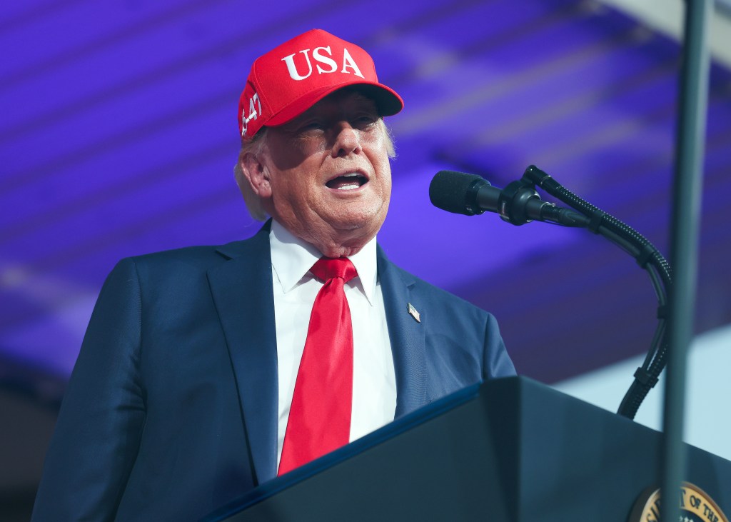 Donald Trump interrupted by heckler mid-speech: 