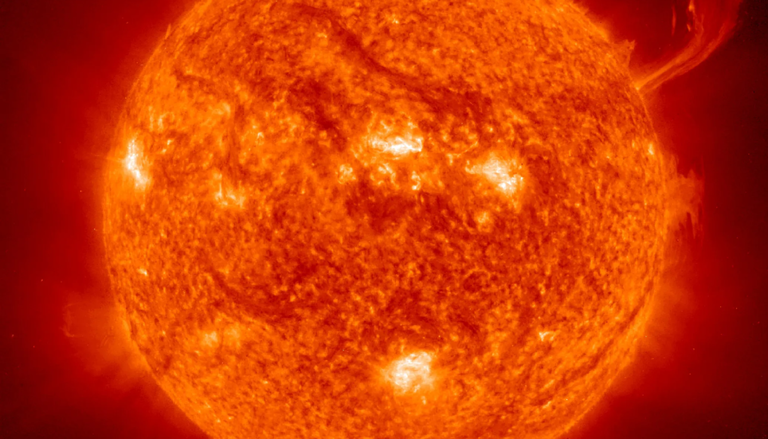 Mesmo desaparecido há vários milhares de milhões de anos, o planeta pode ter deixado “digitais” no interior do Sol. Alterações químicas e estruturais poderiam revelar que este evento realmente aconteceu. Crédito: NASA