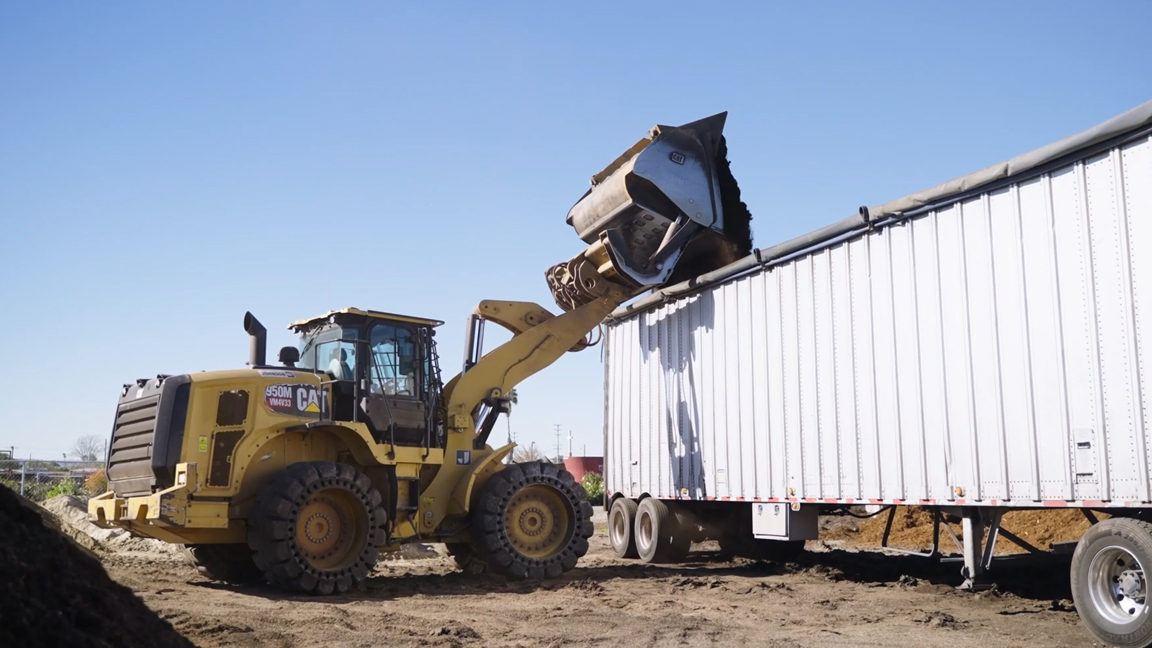 Powerful loading machine moves huge amounts of material fast