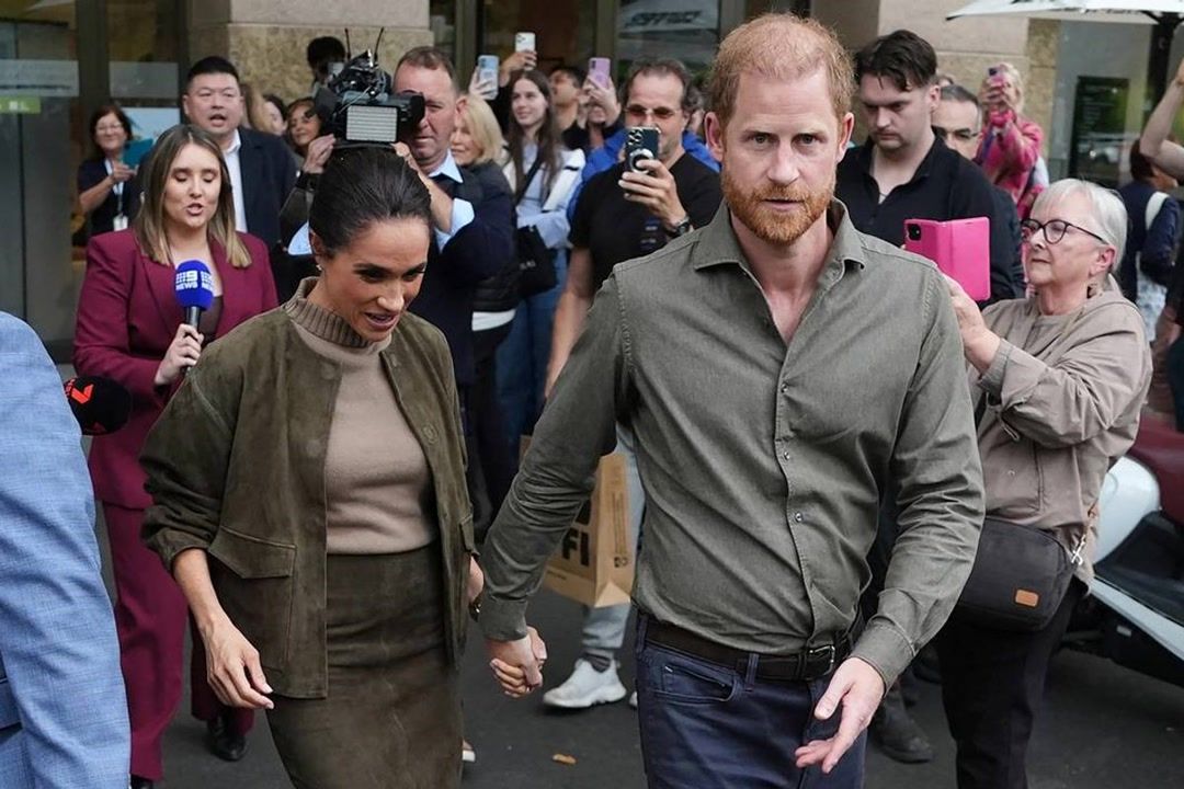 Harry and Meghan 'rock up in blacked-out' convoy as parents left gobsmacked