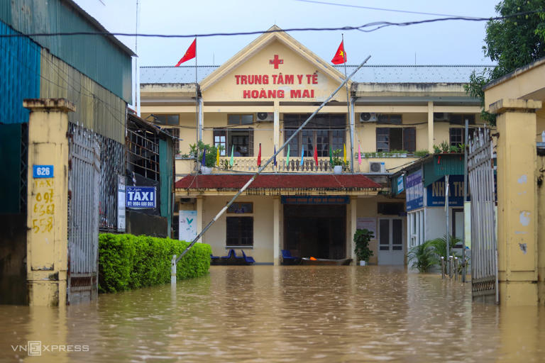 Trung tâm Y tế phường Hoàng Mai, tỉnh Nghệ An bị ngập sáng 17/9. Ảnh: Đức Hùng