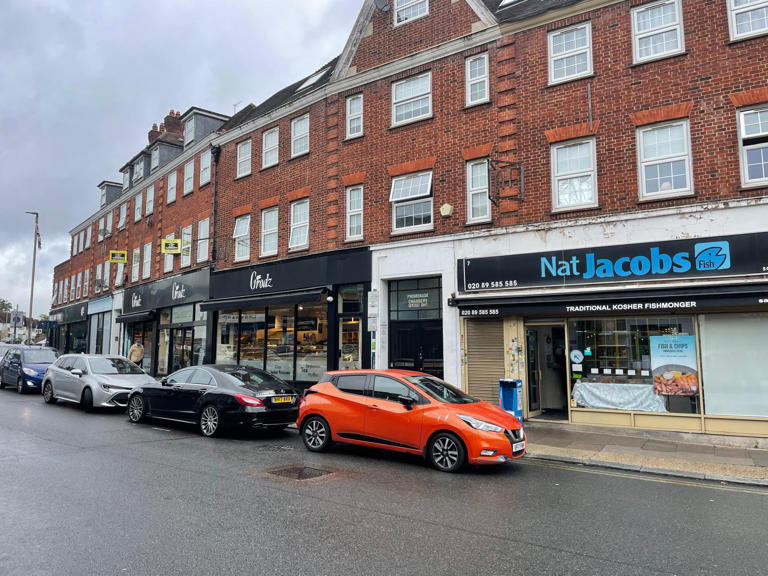 Shoppers flee from man carrying 'assault rifle' in London street