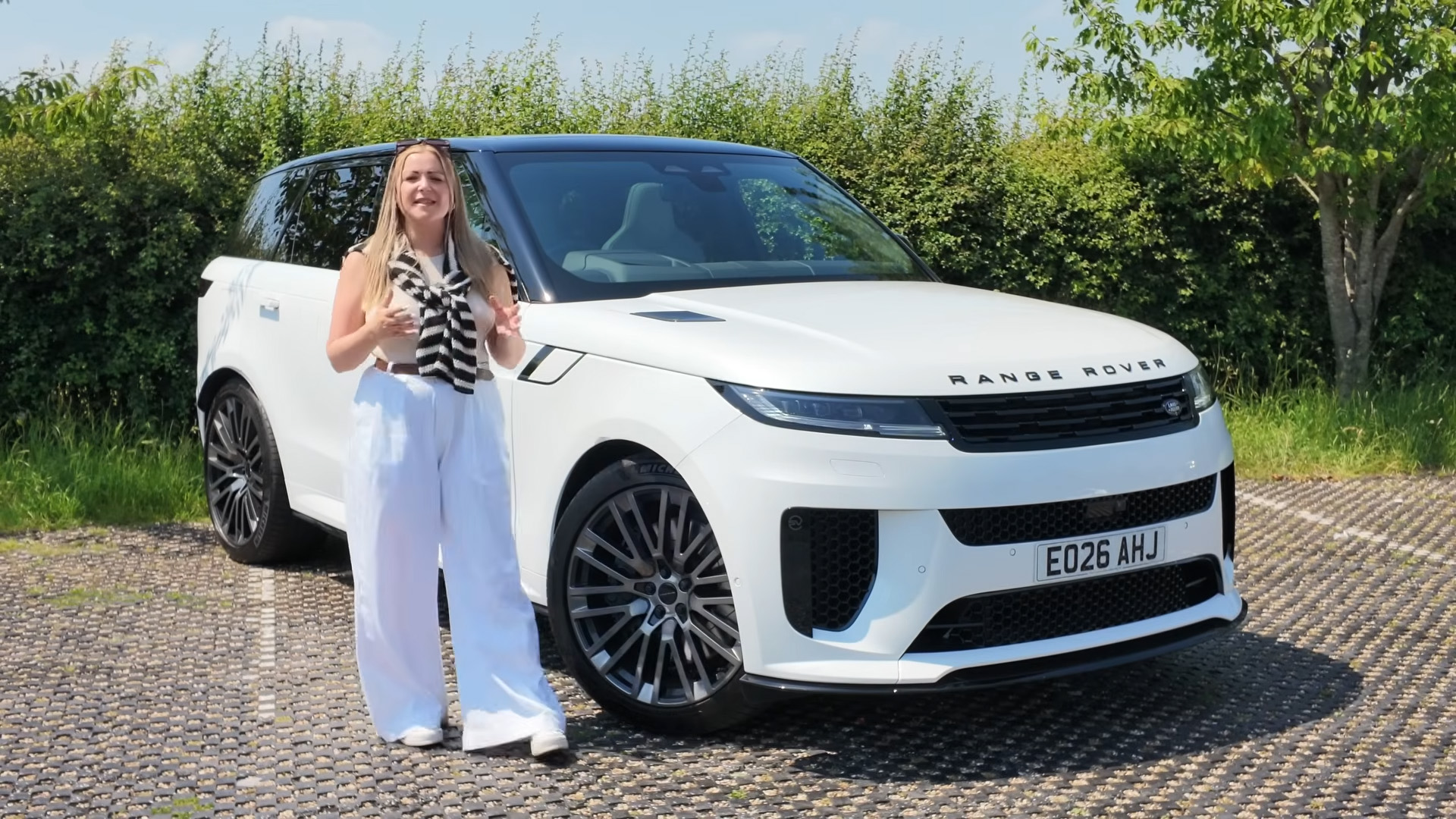 Fully reviewing the 635 hp Range Rover Sport SV model