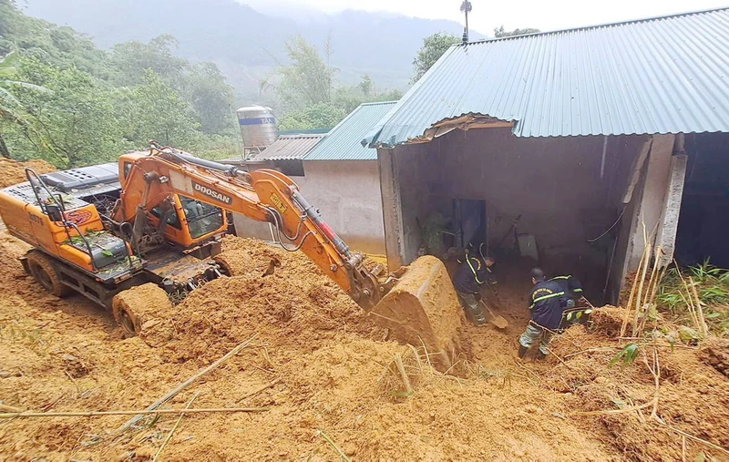 Đau lòng vụ 3 người bị vùi lấp do sạt lở ở Phú Thọ