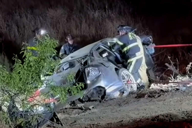 2 high school students die in late-night crash, one of their moms recalls ‘screaming’ as she arrived at scene