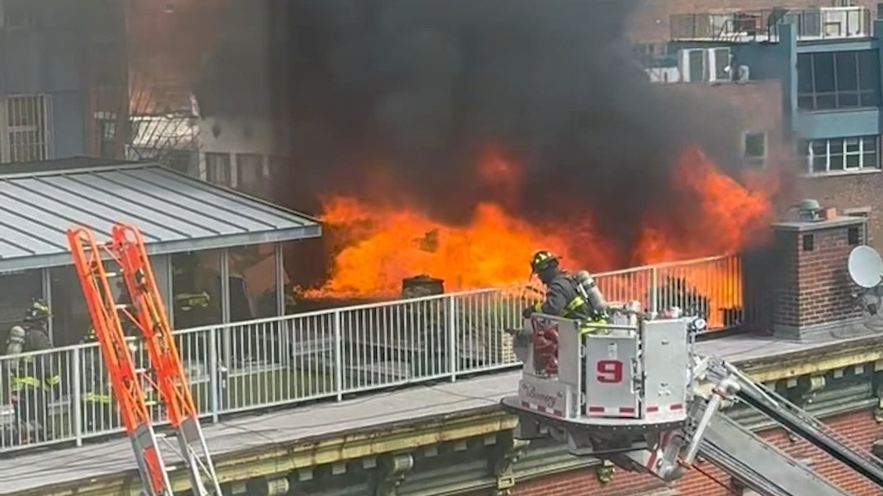 Fire breaks out on roof of lower Manhattan apartment building