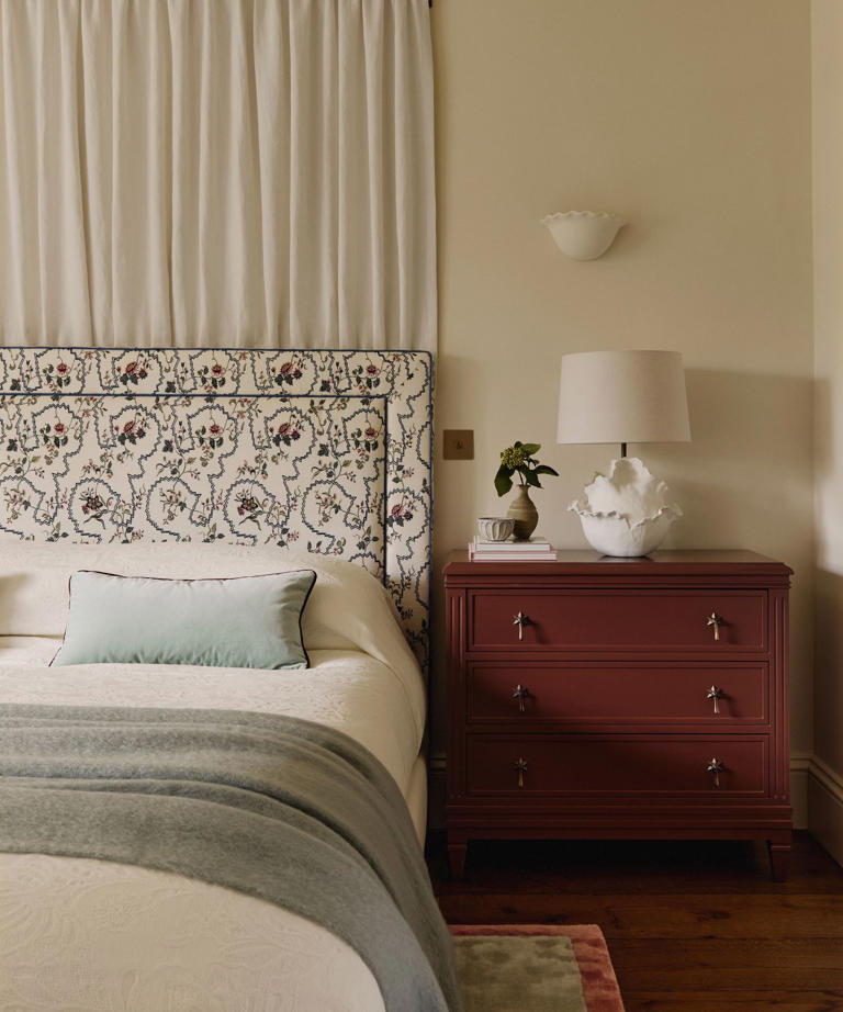 The easy bedroom swaps interior designers always make before fall