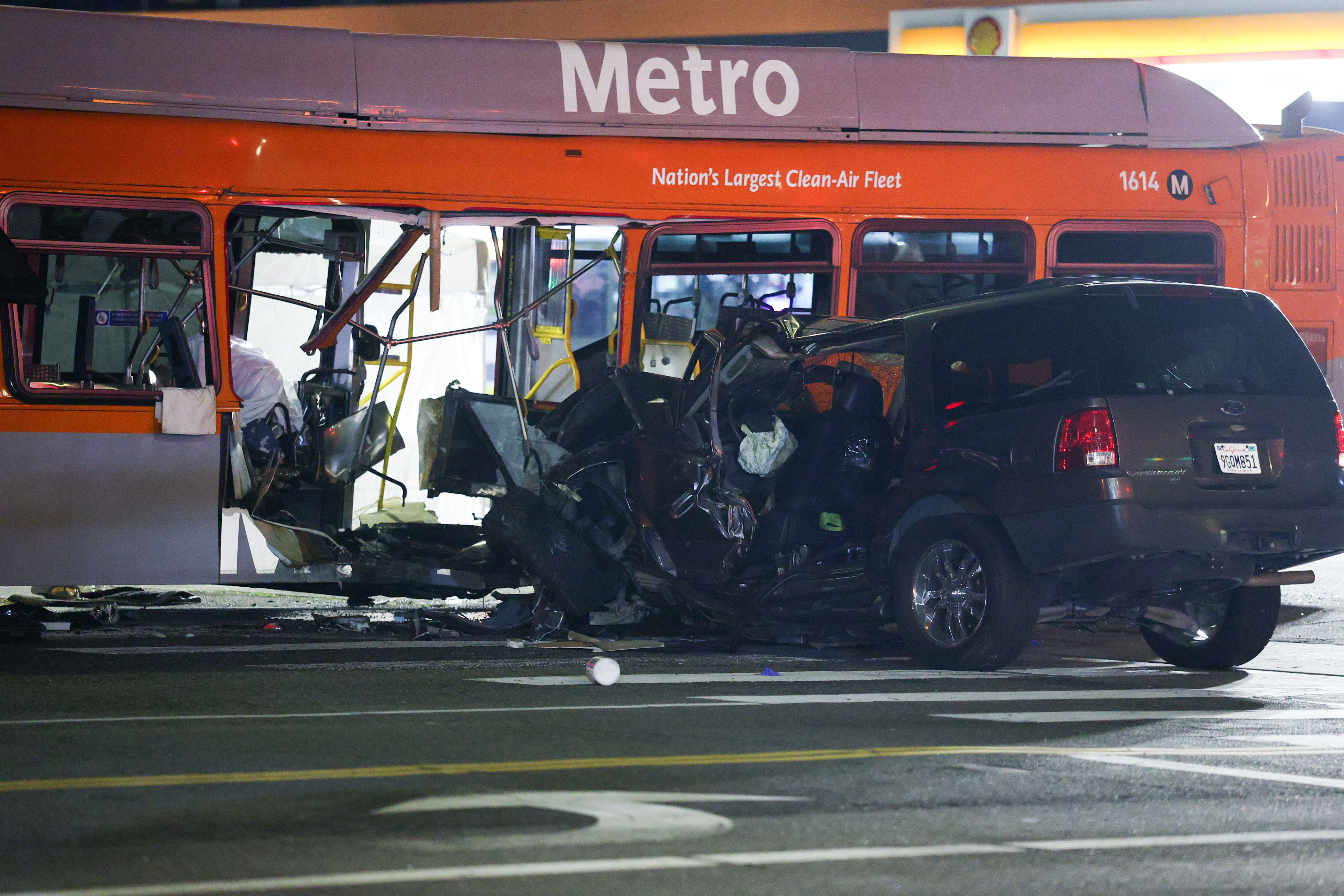 Security camera video shows SUV crash that killed 2 on Metro bus in ...