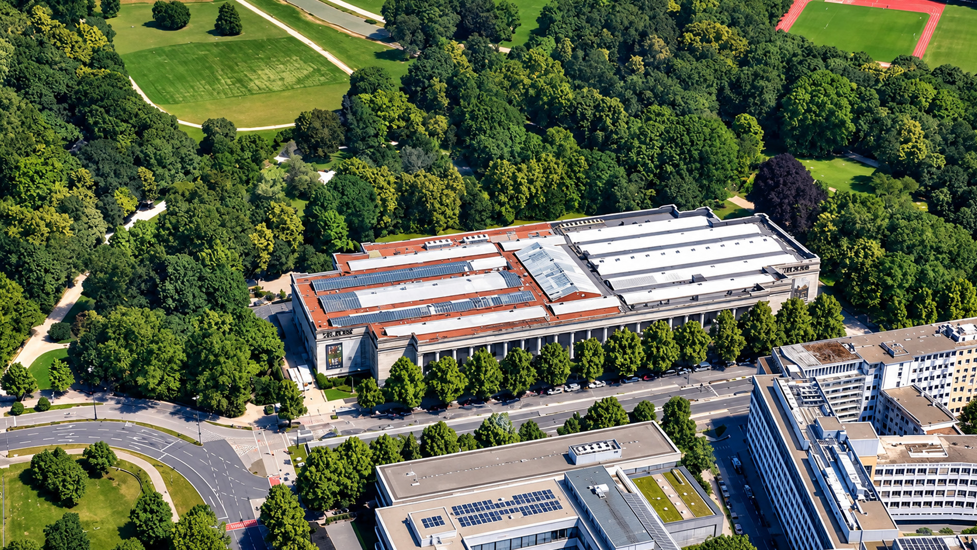 Haus der Kunst museum beside Munich green spaces