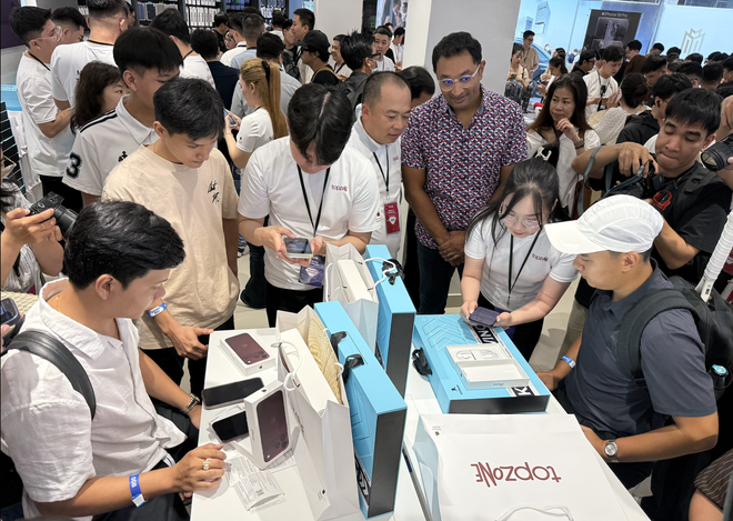 Những khách hàng đầu tiên sở hữu iPhone 18 tại cửa hàng TopZone - Ảnh: ĐỨC THIỆN