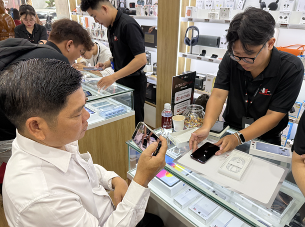 Một khách hàng tự tay quay lại cảnh 'đập hộp' chiếc iPhone 18 của chính mình - Ảnh: ĐỨC THIỆN