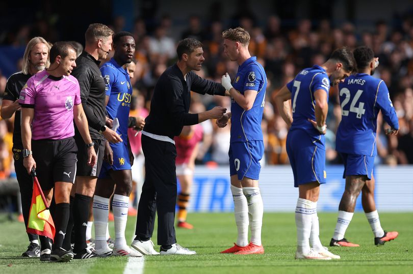 LONDON, ENGLAND - SEPTEMBER 12: Xabi Alonso, Manager of Chelsea, speaks to Cole Palmer during the Premier League 2026/27 match between Chelsea FC and Hull City at Stamford Bridge on September 12, 2026 in London, England. (Photo by Chris Lee - Chelsea FC/Chelsea FC via Getty Images)