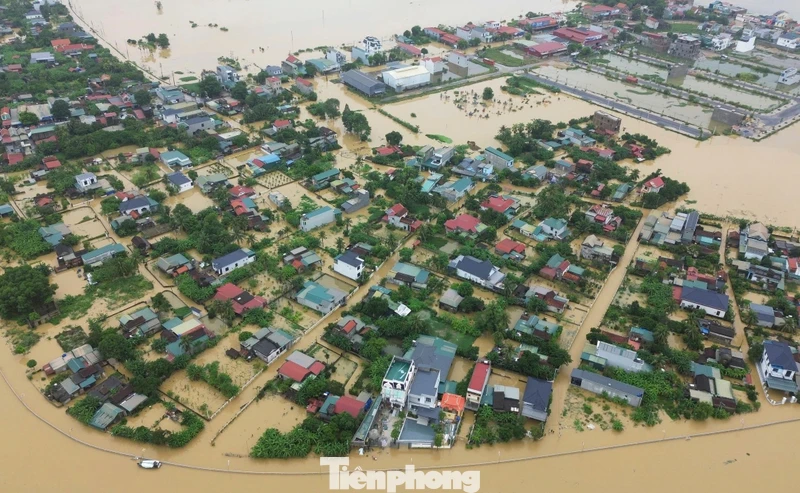 Lực lượng vũ trang Thanh Hóa dầm mình trong mưa lũ giúp dân