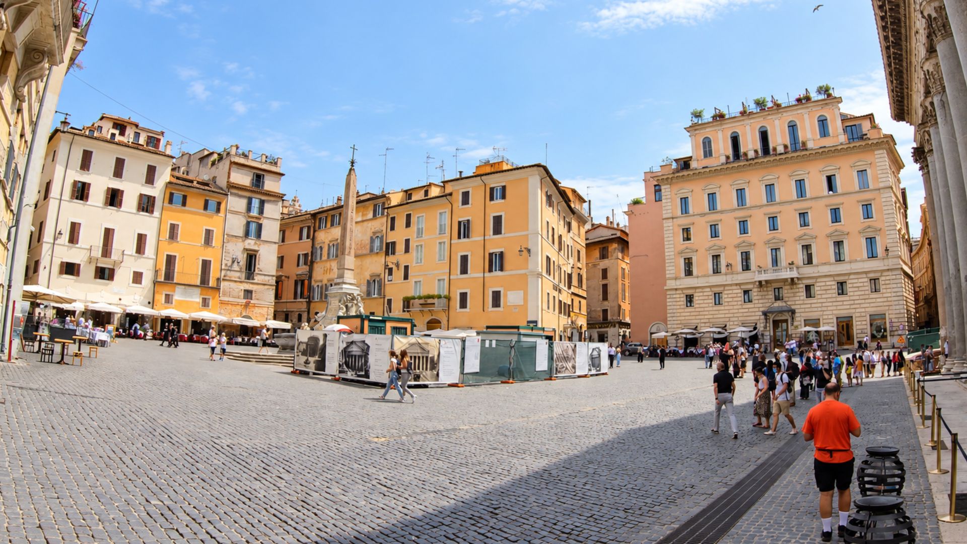 Exploring Rome’s busy piazza beside the Pantheon (4K)