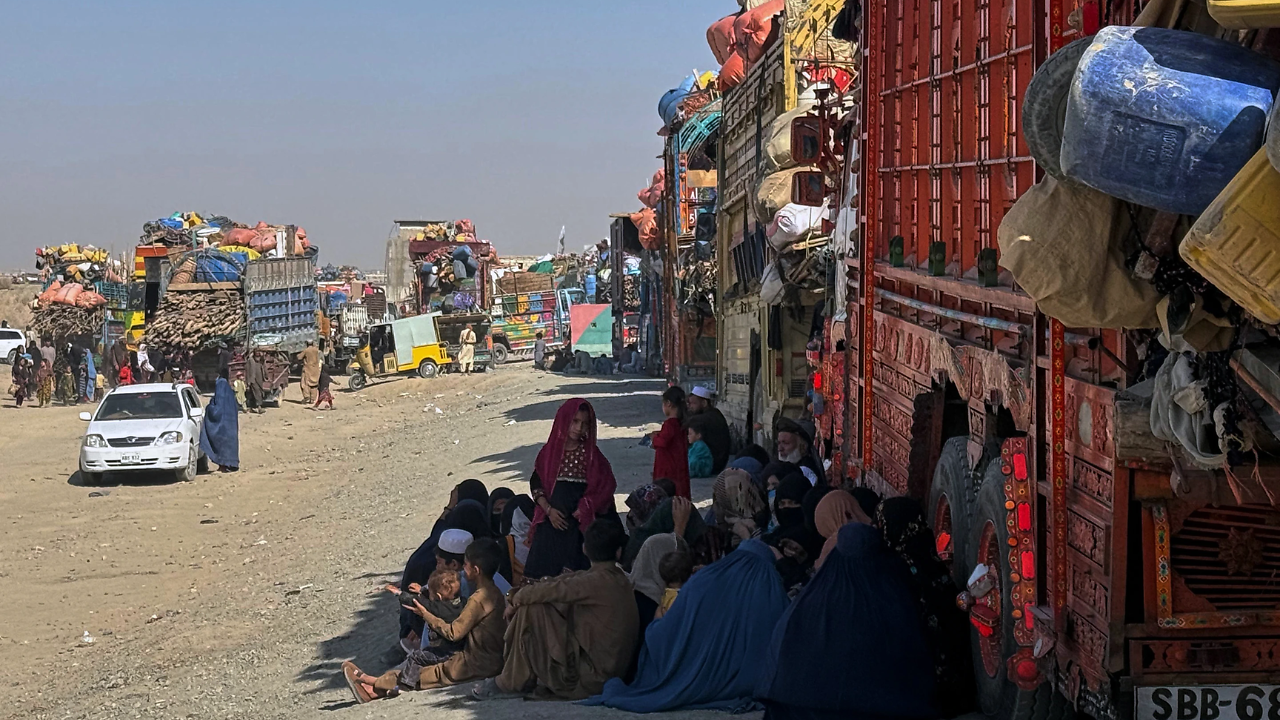 Pakistan financial crisis: 50% fuel cut, 9 PM market deadline, foreign ...