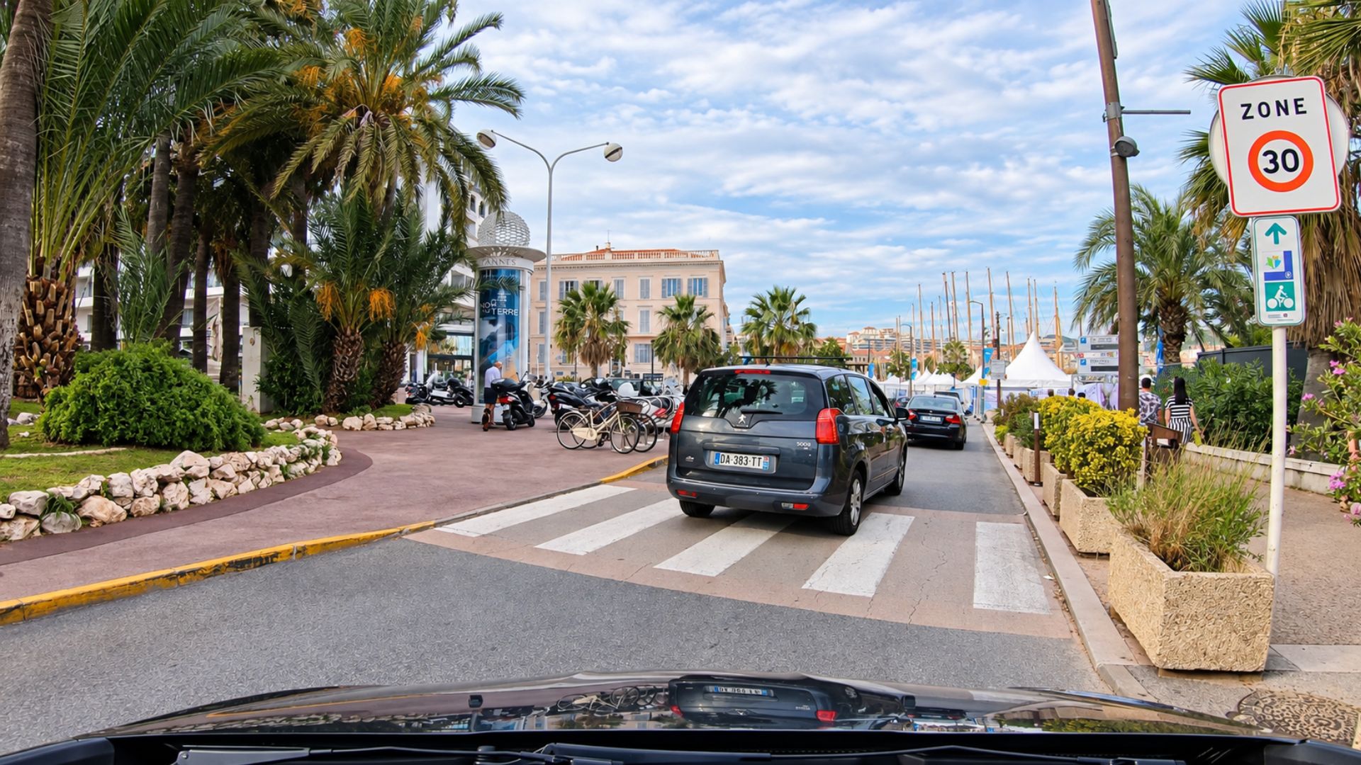Circulation et vues sur le port le long du front de mer de Cannes (4K)