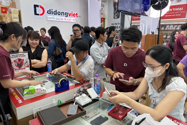Những khách hàng đầu tiên sở hữu iPhone 18 tại cửa hàng Di Động Việt - Ảnh: ĐỨC THIỆN
