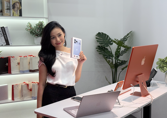 Một khách hàng nữ xinh xắn khoe iPhone 18 trên tay - Ảnh: ĐỨC THIỆN