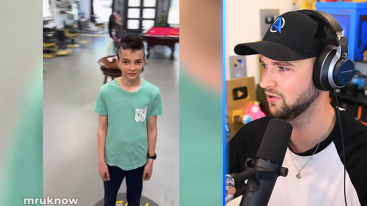 This guy had no collarbones - then he started clapping with his shoulders